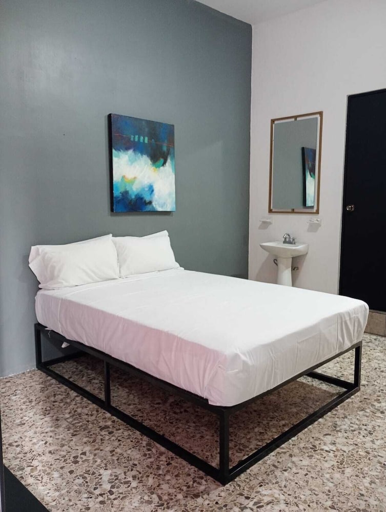 Unidades Privadas con AC TV WiFi y Estacionamiento en Centro de MTY in Monterrey, Mexico