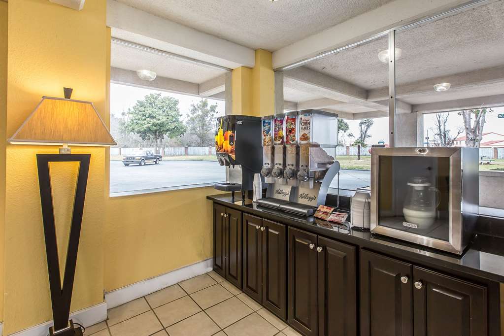 Econo Lodge Byron - photo 19