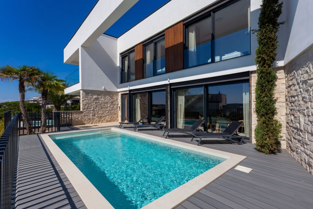 Villa Yana with Pool and Sea View — 4-Star Luxury Hotel in Medulin, Croatia