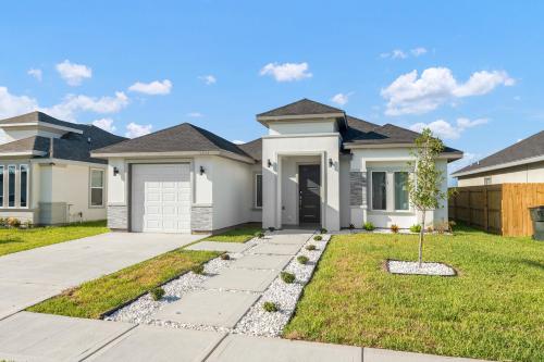 Spacious Modern 3 Bd 2Ba House with Garage and Parking — 4-Star Luxury Hotel in Edinburg, United States