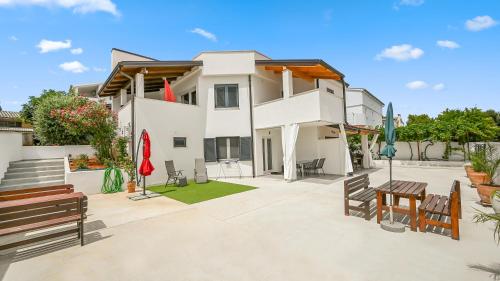 Casa Mira Apartments — 4-Star Luxury Hotel in Liznjan, Croatia