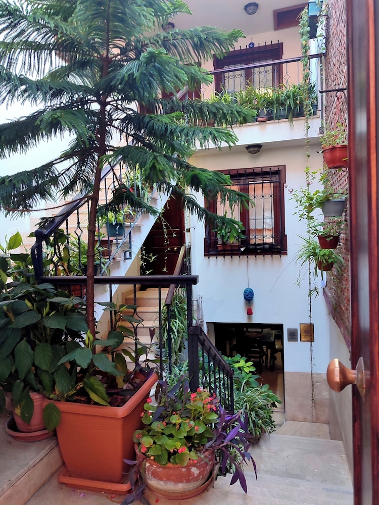 Villa Sphendone Suites — 4-Star Luxury Hotel in Istanbul, Turkey