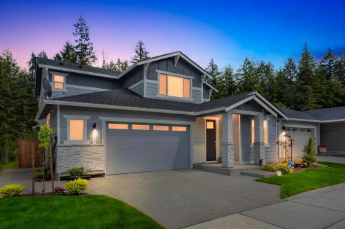 Serene Port Orchard Retreat 3BR 3BA with Trails and Amazing Views — hotel in Port Orchard