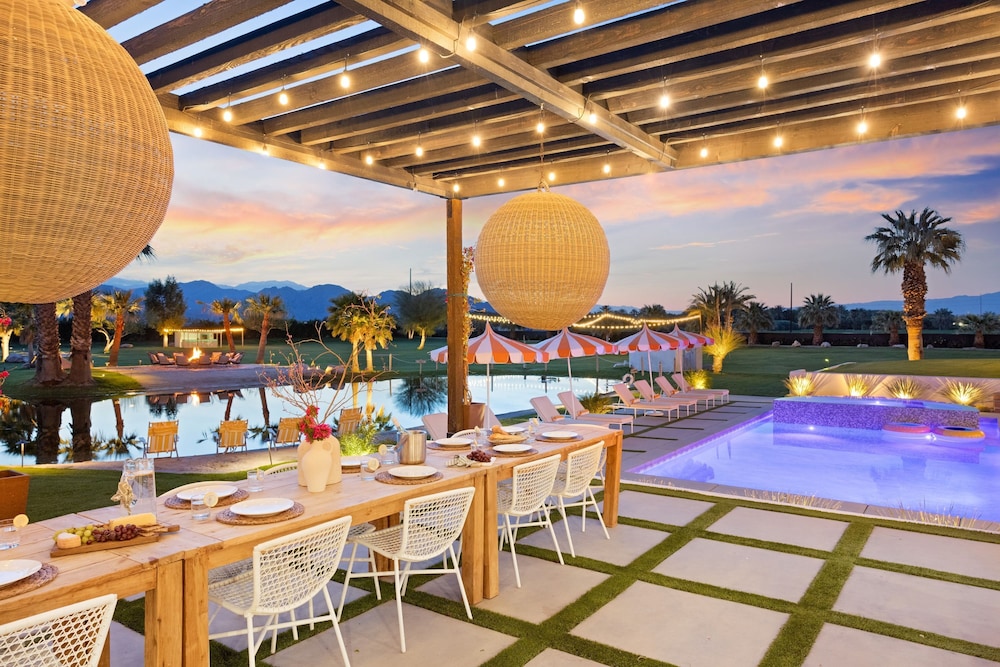 Buena Vista by Avantstay Massive Outdoor Oasis w Pool Spa & Firepit - photo 4
