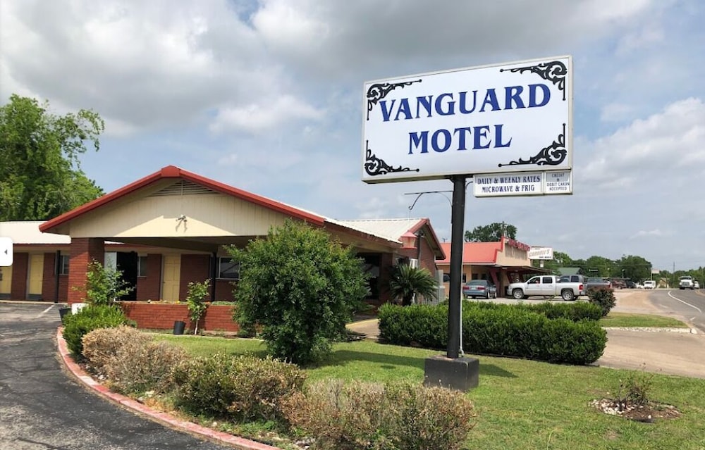Vanguard Motel — hotel in Navasota