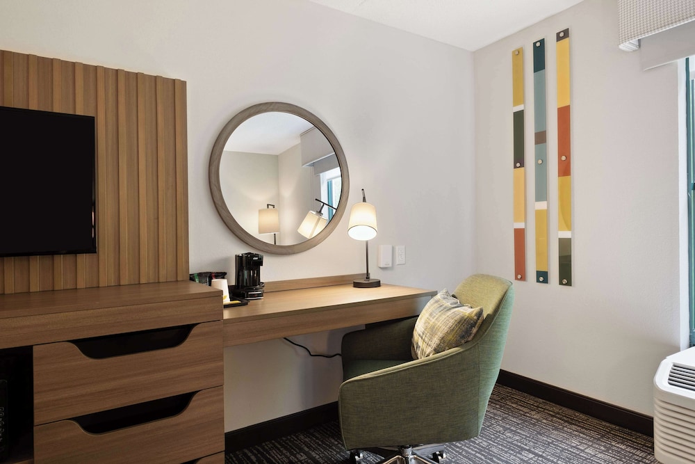 Hampton Inn & Suites Lake George - photo 33