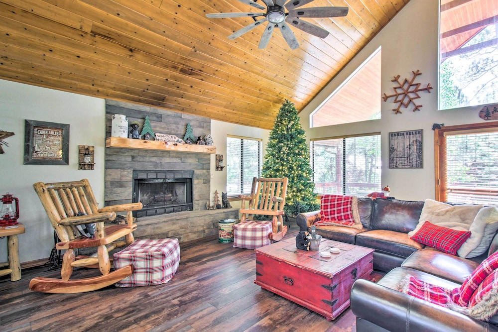 Pinetop Retreat with Fire Pit and Game Room — hotel in Pinetop-Lakeside