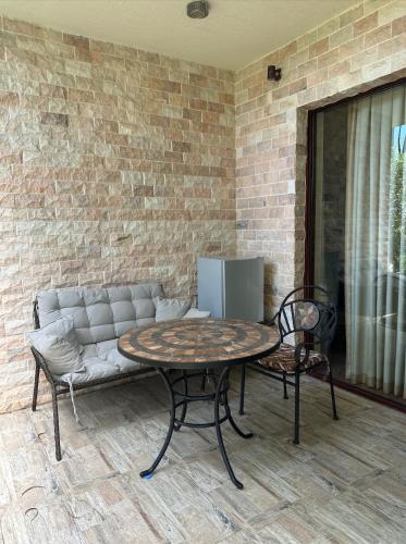 Dreamland Oasis 1st floor Apartment With a Garden by the Sea