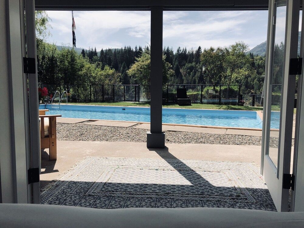 Wolf's Den On The River — hotel in Trail