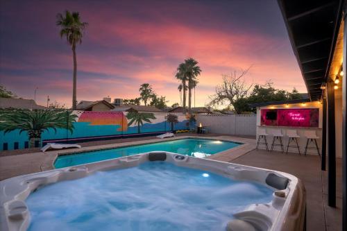 Girls Getaway Haven Outdoor Bar w Pool & Hot Tub in Scottsdale, United States