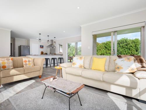 Modern Beach Break Waihi Beach Holiday Home — 4-Star Luxury Hotel in Waihi Beach, New Zealand