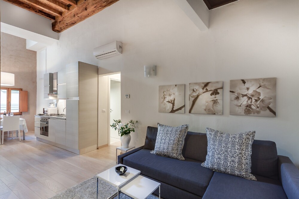 Uffizi Ponte Vecchio Apartment — 4-Star Luxury Hotel in Florence, Italy