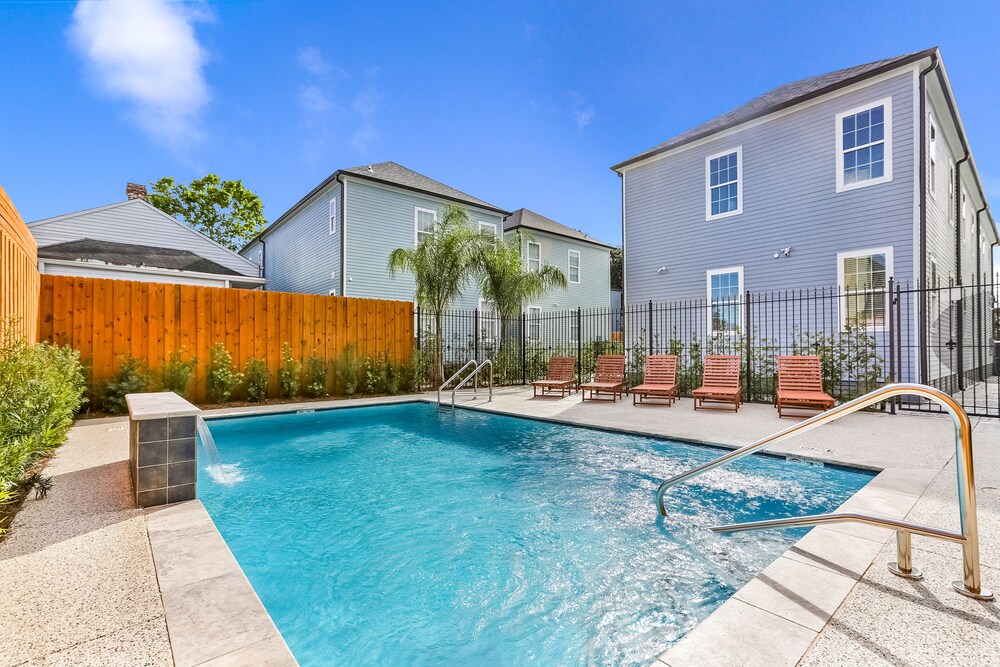 Stunning 4 & 5 BRs w Pool by Hosteeva — 4-Star Luxury Hotel in New Orleans, United States