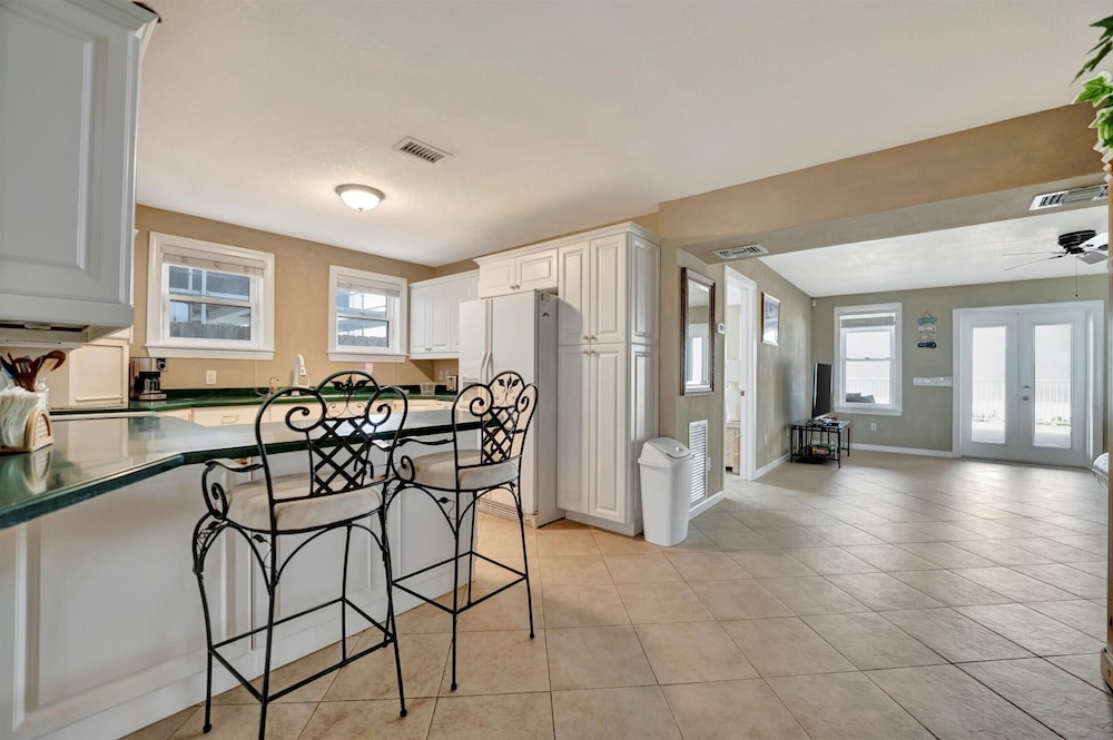 Stones Throw Beachfront Luxury Suites - photo 26