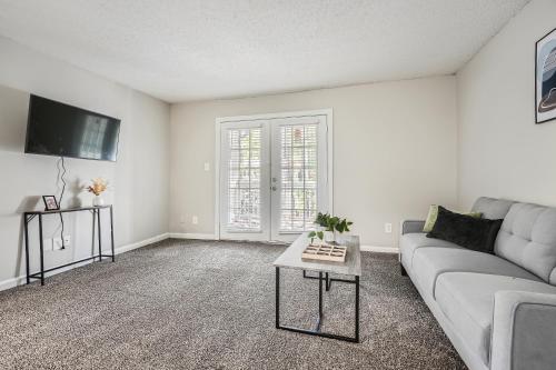 Crest at East Cobb 1830B Comfort spacious 2Bd 2Bt — 4-Star Luxury Hotel in Marietta, United States