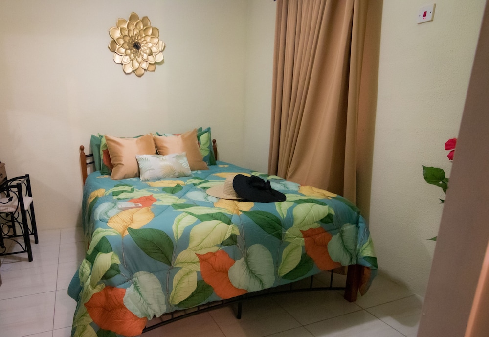 Casa Cicada Sleeps 4 with Balcony — 4-Star Luxury Hotel in Chaguanas, Trinidad and Tobago