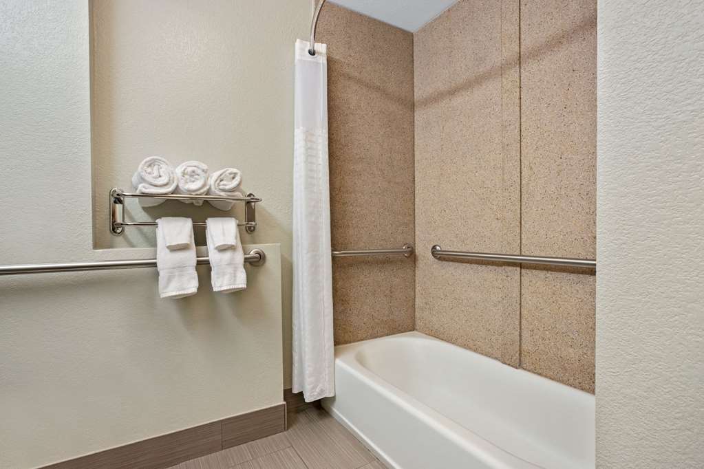 La Quinta Inn & Suites by Wyndham Palestine - photo 14