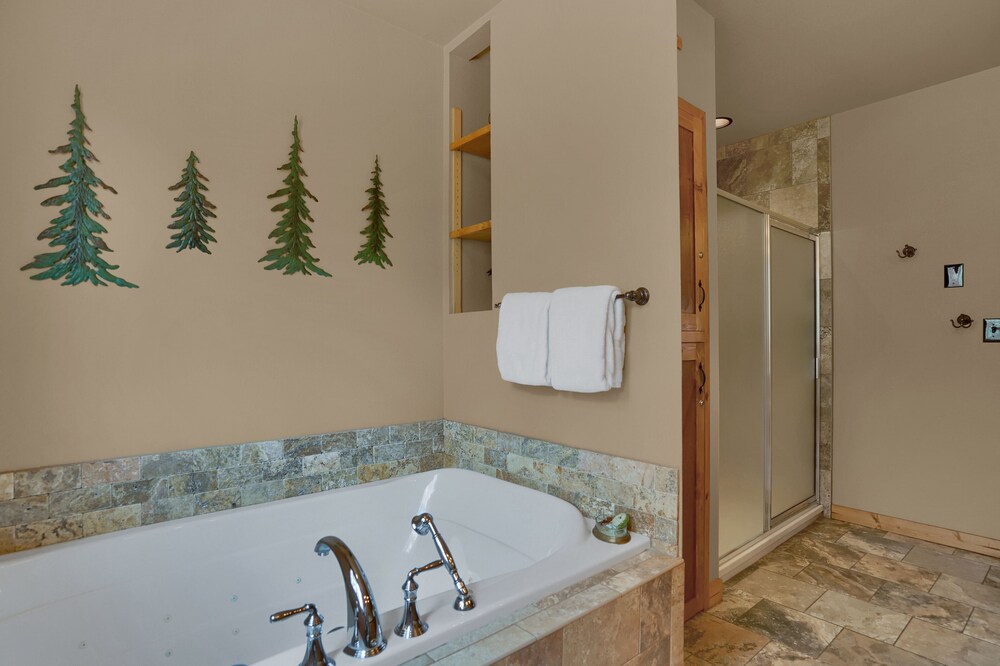 Pikes Peak Guest Cabin at Rocky Mountain Lodge - photo 16