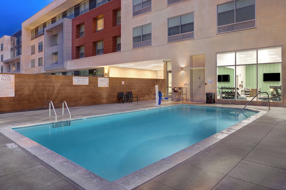 Holiday Inn Express and Suites Glendale Downtown - photo 44