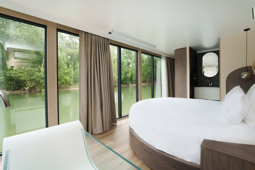 L’Escale Royale Poissy Ile de Migneaux in Poissy, France