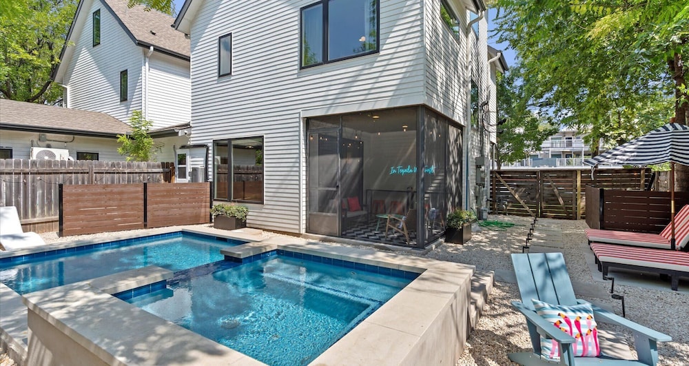 Eclectic Group Getaway With Pool Patio & Fire Pit - last minute hotel in Austin