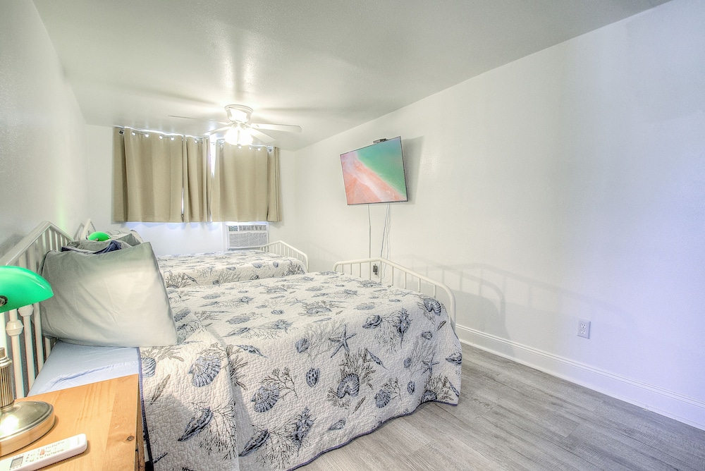 Daytona Shores Inn & Suites - photo 9
