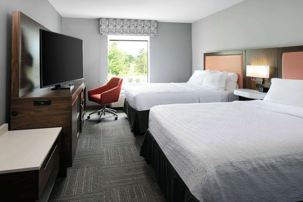 Hampton Inn & Suites West Bend - photo 17
