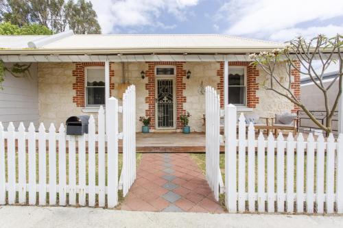 Charming Charles Pet Friendly Near Cafes and Beaches — hotel in South Fremantle