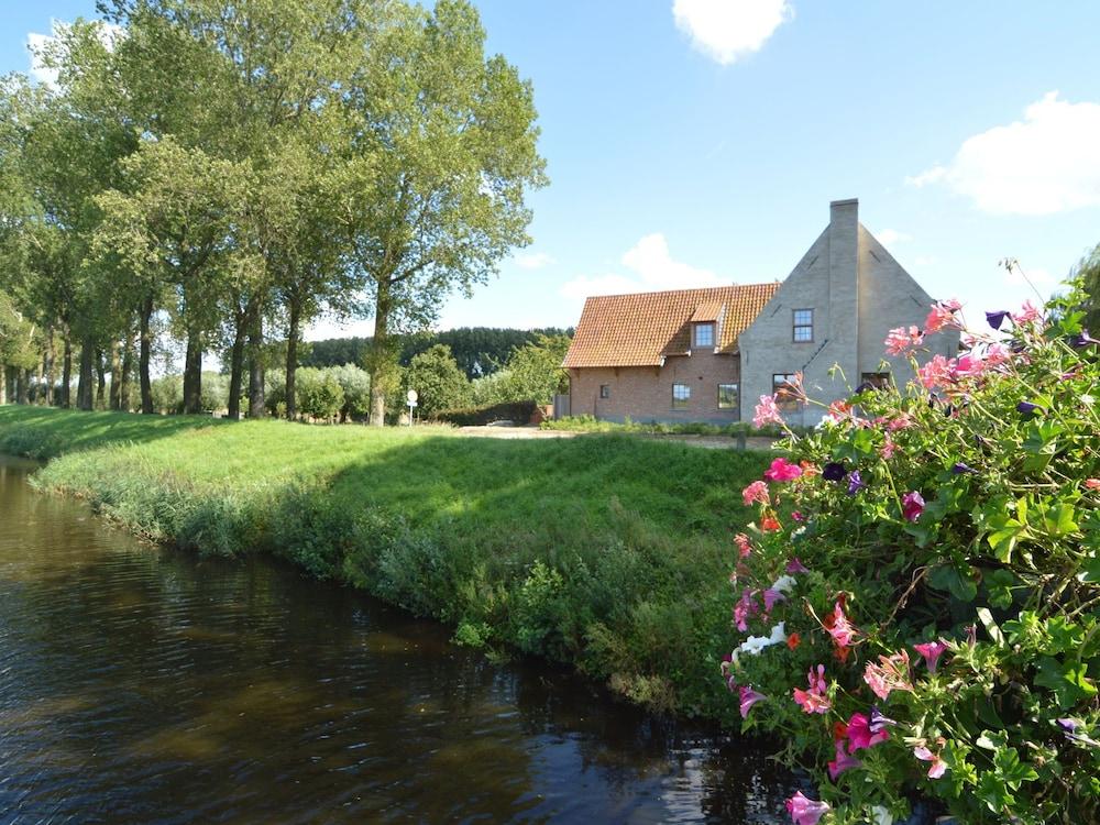 Country House in Sint Laureins Near Het Zwin — 4-Star Luxury Hotel in Sint-Laureins, Belgium