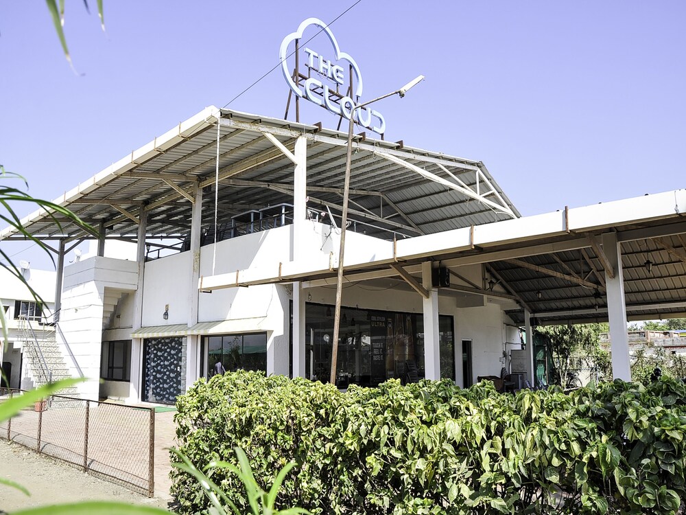 Oyo 27785 The Cloud Hotel And Resorts — Nashik