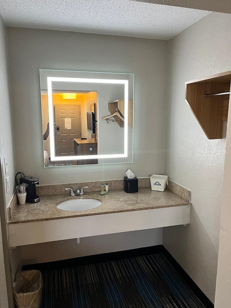 Days Inn & Suites by Wyndham Mobile - photo 33