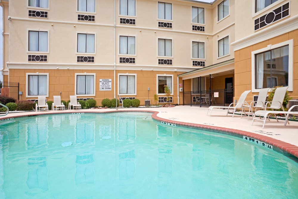 Holiday Inn Express Hotel & Suites Mount Pleasant by IHG - photo 27