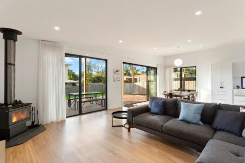 Upscale Family Retreat Just 5 Min Walk to Beach — Cape Woolamai — photo 3