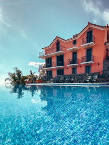 Ocean View Madeira 1 Ponta do Sol — 4-Star Luxury Hotel in Canhas, Portugal