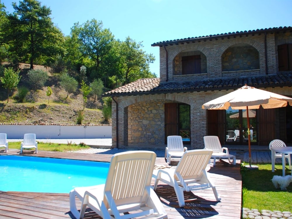 Spacious Countryside Escape — 4-Star Luxury Hotel in Valtopina, Italy