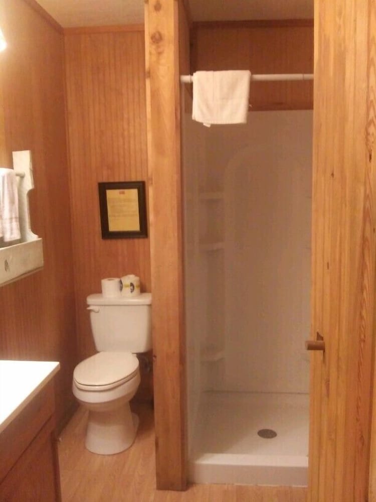 Whispering Creek Lodging & RV Resort - photo 34