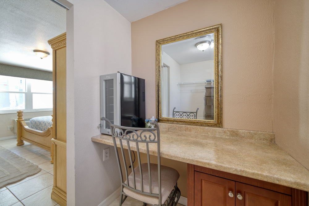 Camelot Beach Suites - photo 8