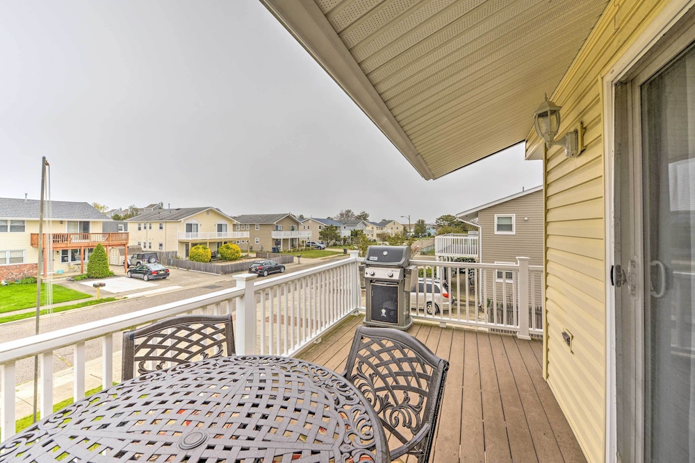 Brigantine Condo w Gas Grill Walk to Beach — 4-Star Luxury Hotel in Brigantine, United States