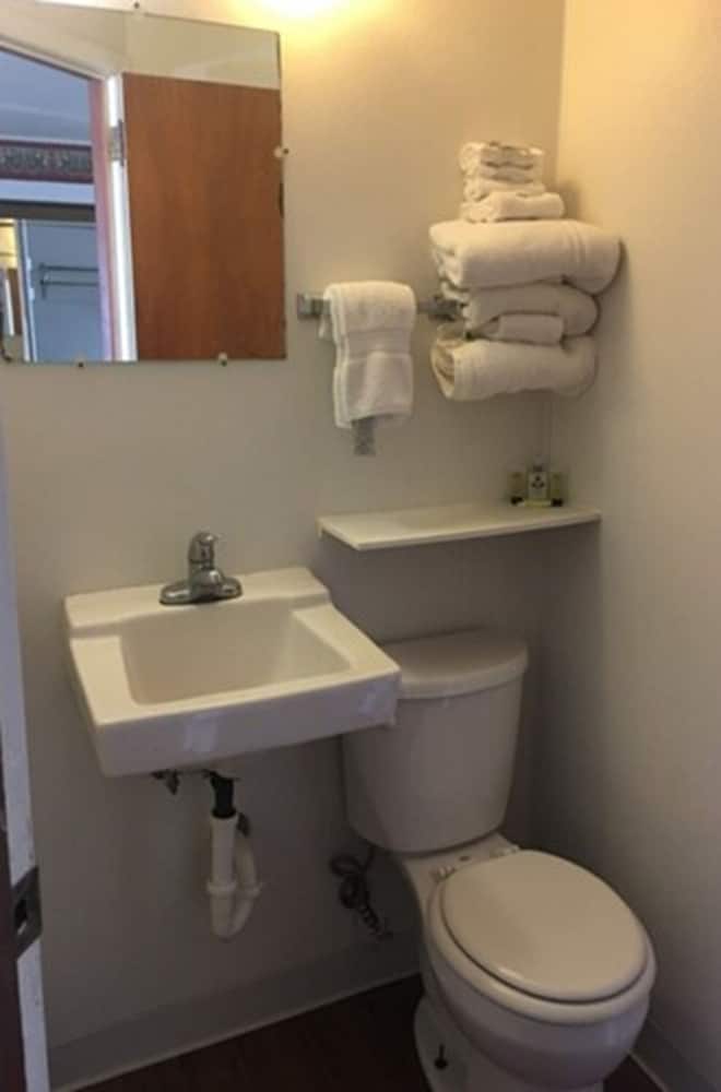 Colonial Inn Extended Stay By OYO New Ulm - photo 14