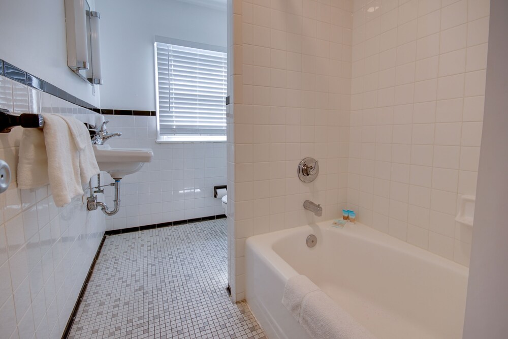 Empress Motel - photo 12