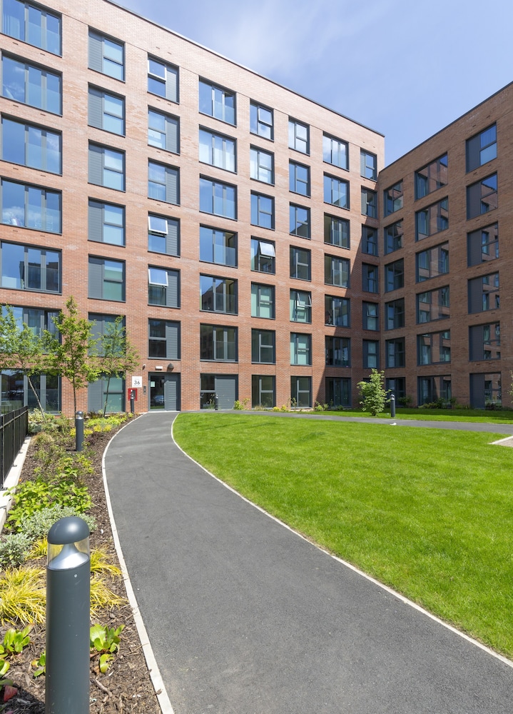 Candy Suite 5 mins to Bullring Mall and New Street Station — 4-Star Luxury Hotel in Birmingham, United Kingdom