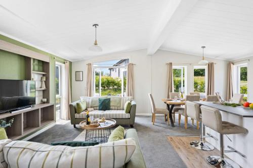 Rose Lodge 21 Roadford Lake Lodges Hot Tub Free Parking and WiFi Short Walk to Lake — 4-Star Luxury Hotel in Lifton, United Kingdom