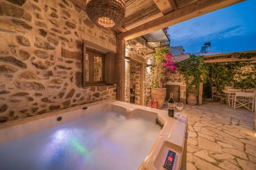 Boutique Cretan house in Old Malia with Jacuzzi — 4-Star Luxury Hotel in Malia, Greece