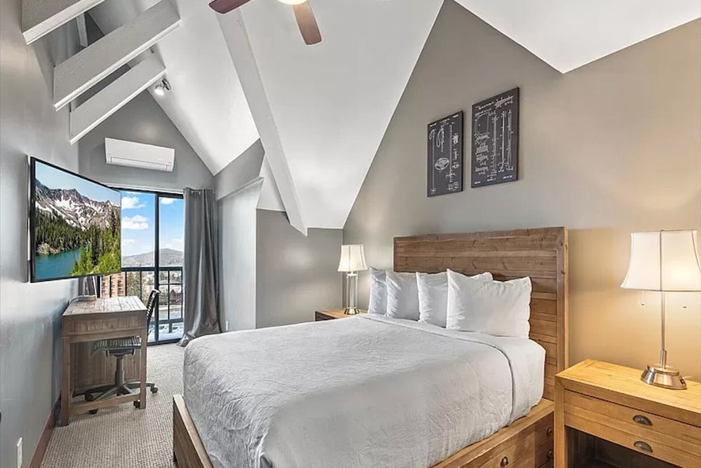 Parkside Paradise at Park City Resort Ski In Ski Out Hosted by Nestique in Bridgeport, United States