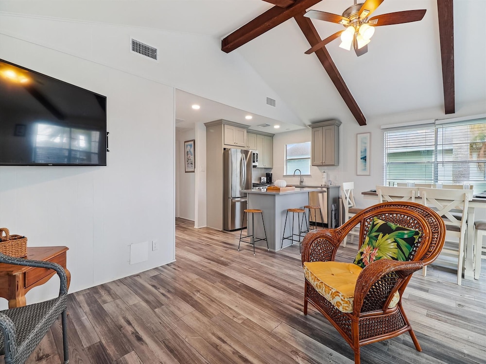 Peggy's Hideaway by Ryson Vacation Rentals — 4-Star Luxury Hotel in Galveston, United States