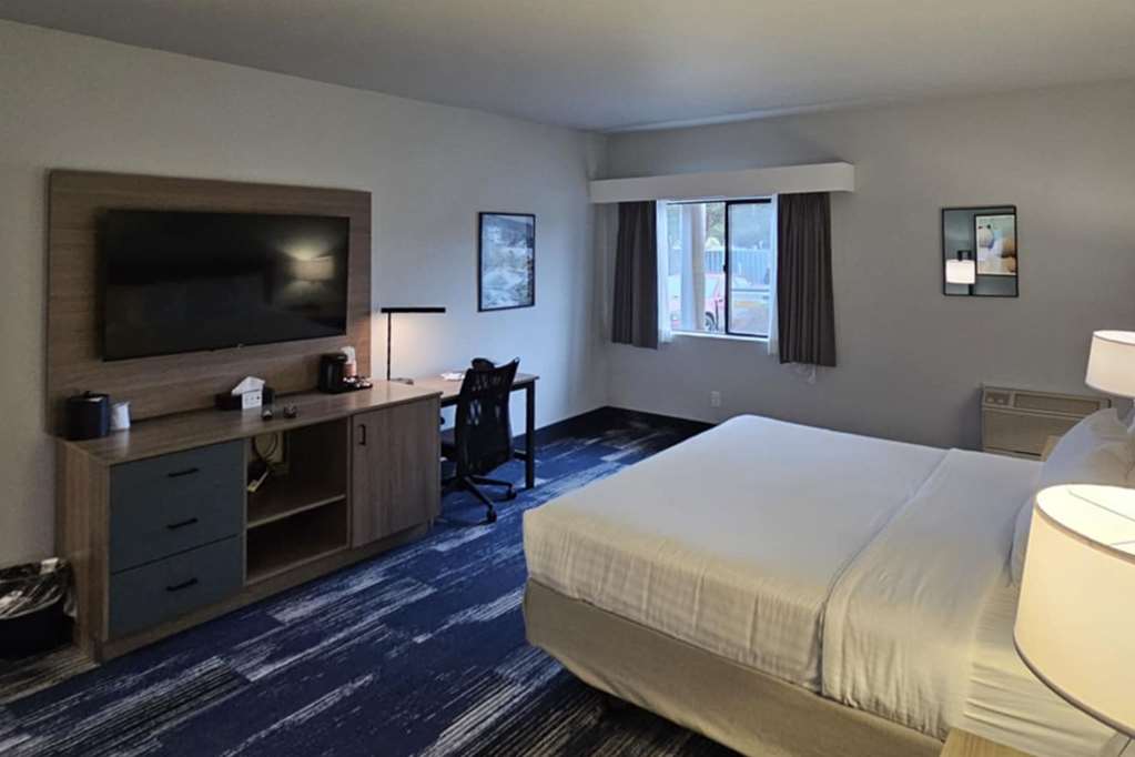 Edgewater Inn and Suites an Ascend Collection Hotel - photo 33