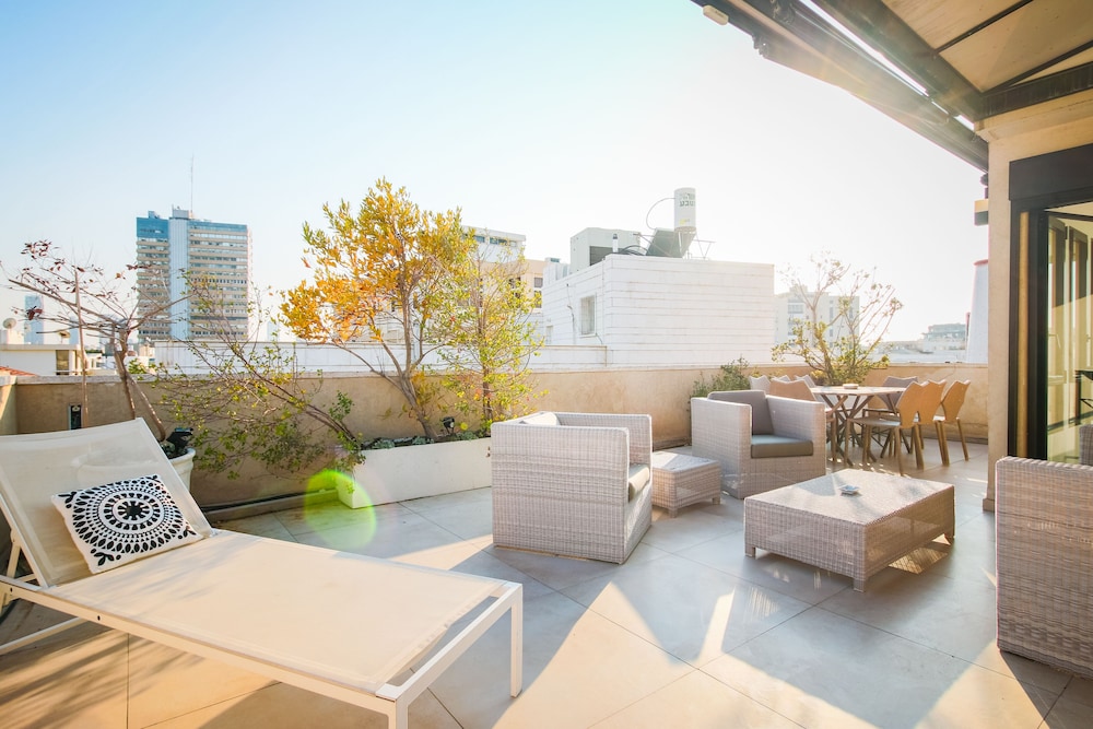 Chic Duplex Penthouse by FeelHome — 4-Star Luxury Hotel in Tel Aviv, Israel