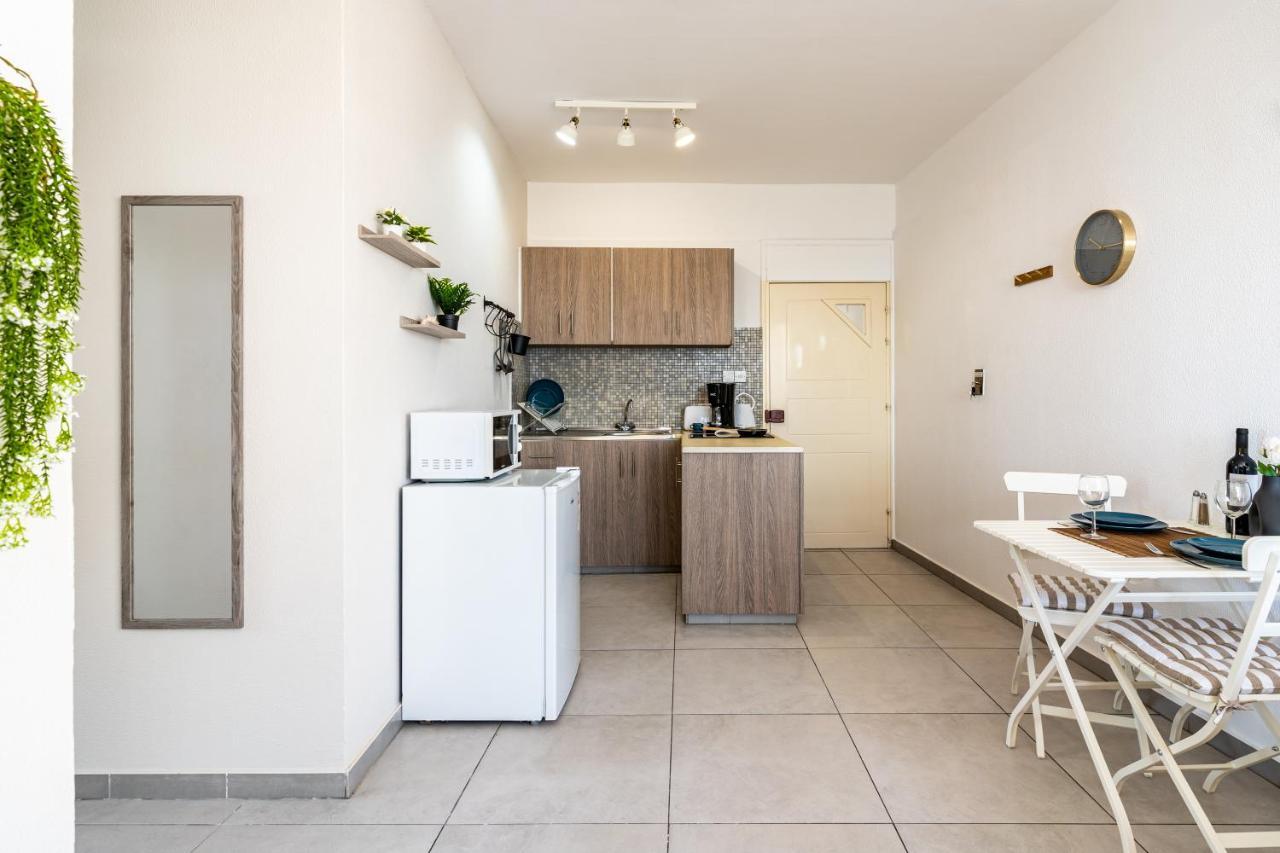 Whispering Palms 1 Br Apt by Finikoudes Beach