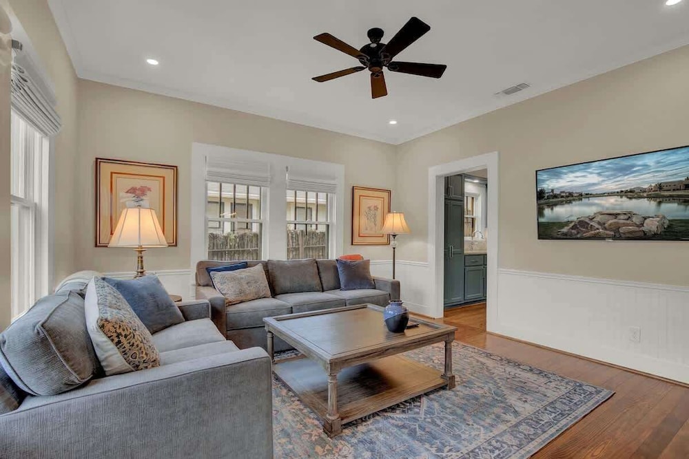 Charming Craftsman Home 2 BLKS from Main St — 4-Star Luxury Hotel in Fredericksburg, United States