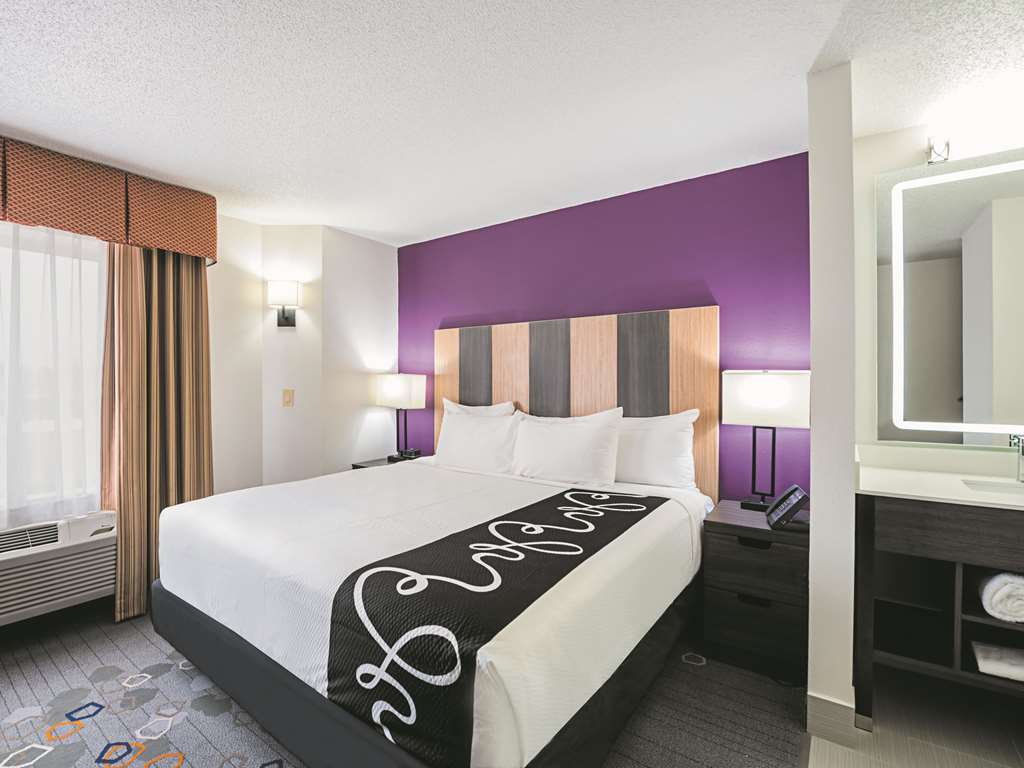 La Quinta Inn & Suites by Wyndham Minneapolis Northwest - photo 18